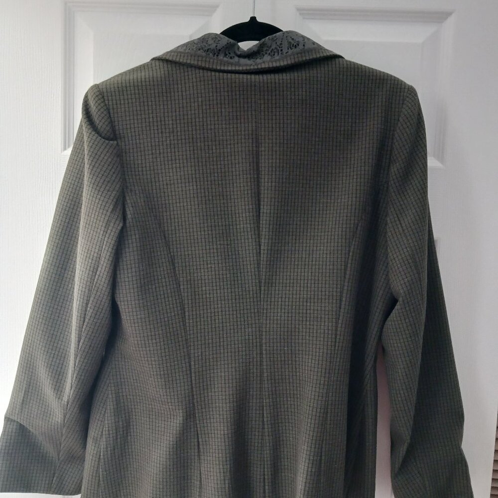 Le Chateau Womans Green Blazer size L Patterned Lace Embellishment Checkered - Picture 3 of 10
